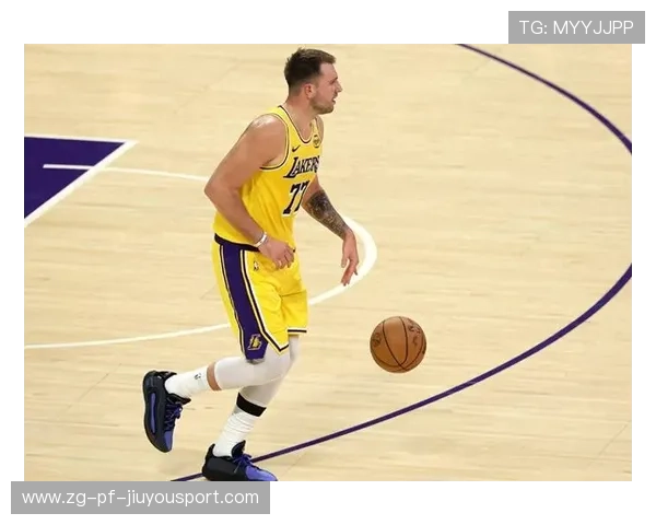 东契奇突破后送出妙传，独行侠攻防两端全面爆发